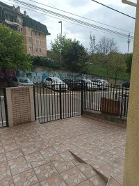 Nekretnina: Višenamenska poslovna kuća za izdavanje sa bazenom i garažom