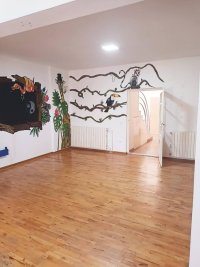 Nekretnina: Višenamenska poslovna kuća za izdavanje sa bazenom i garažom