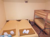Nekretnina: Izdajem cetvorokrevetni studio-apartman u Djenovicima