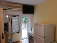 Nekretnina: Izdajem cetvorokrevetni studio-apartman u Djenovicima