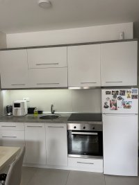 Nekretnina: Namešten stan u novogradnji, sa parking mestom