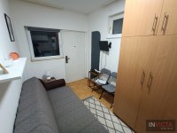 Nekretnina: Mala opremljena garsonjera u centru sa parkingom