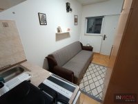 Nekretnina: Mala opremljena garsonjera u centru sa parkingom