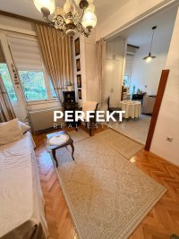 Nekretnina: Stan sa dvorištem 1ar!