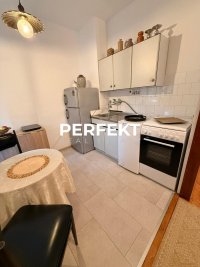 Nekretnina: Stan sa dvorištem 1ar!