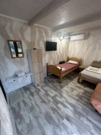 Nekretnina: Lepa nova brvnara u Vrdniku se izdaje na dan ili vise 