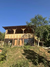 Nekretnina: Lepa nova brvnara u Vrdniku se izdaje na dan ili vise 