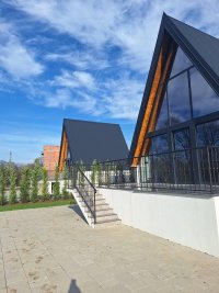 Nekretnina: Na prodaju 2 A-Frame kuce sa bazenima