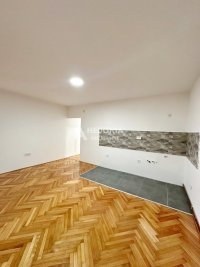 Nekretnina: Zemun Polje, 2.5, renoviran, prazan, useljiv ID#10378