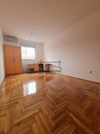 Nekretnina: Grbavica- Garsonjera-Parking u dvorištu zgrade ID#7137