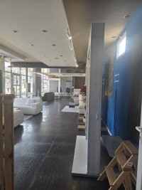 Nekretnina: Lux prazan lokal, veliki izlog ka ulici