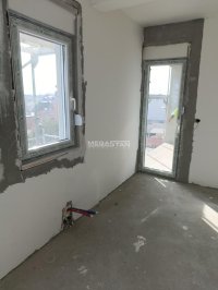 Nekretnina: Prelep, odličnog rasporeda, dve lođe