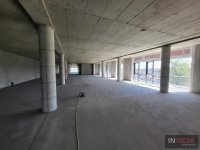 Nekretnina: POSLOVNI PROSTOR U POSL.ZGRADI-SA GARAŽAMA