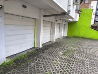 Nekretnina: Prava garaza,dvoriste,nivo tla,struja,brojilo