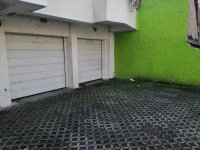 Nekretnina: Prava garaza,dvoriste,nivo tla,struja,brojilo