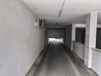Nekretnina: Prava garaza,dvoriste,nivo tla,struja,brojilo
