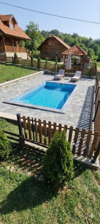 Nekretnina: Zlatibor, drvena kuca sa bazenom na prodaju 96 m2 na placu od 5,5 ari