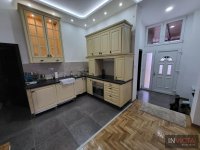 Nekretnina: Salonski stan, deo kuće, u centru